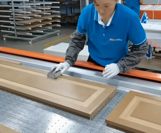 大诚世纪家居 - 实拍工人手工操作